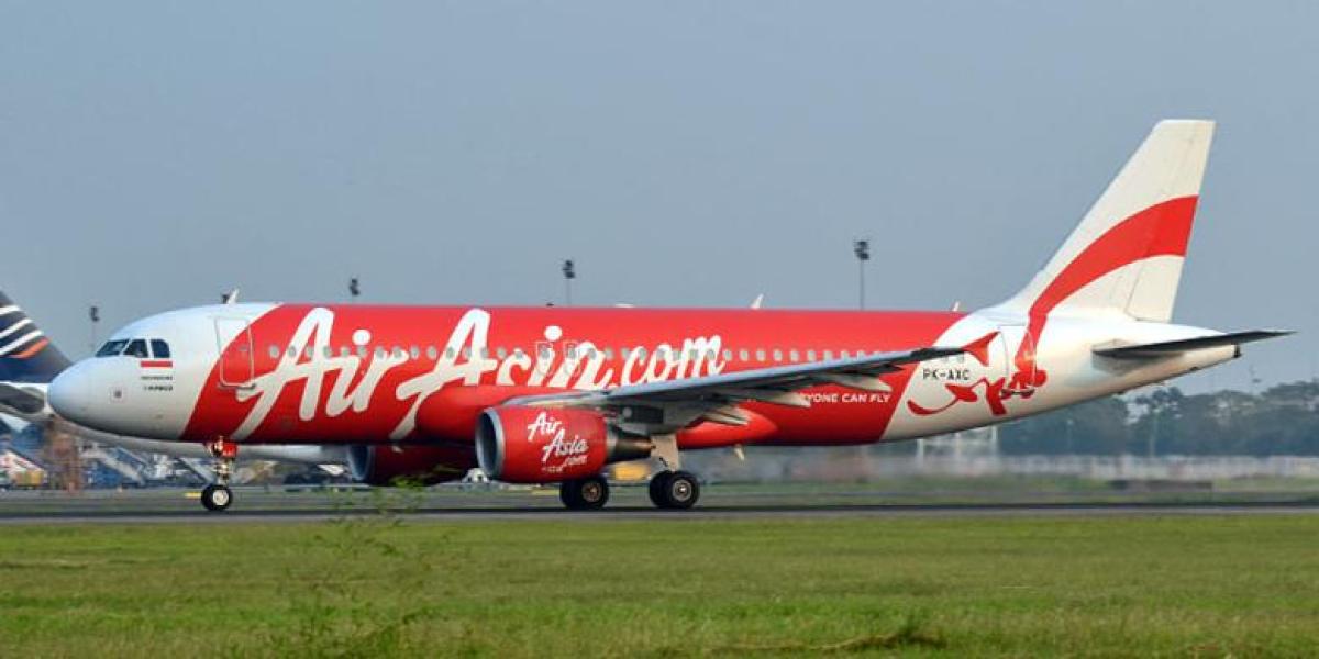 Un avión de Air Asia aterrizando