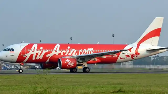 Un avión de Air Asia aterrizando