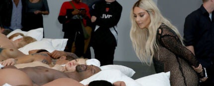 Kim Kardashian observando la escultura de 'Famous' expuesta en la galer&iacute;a Blum &amp; Poe