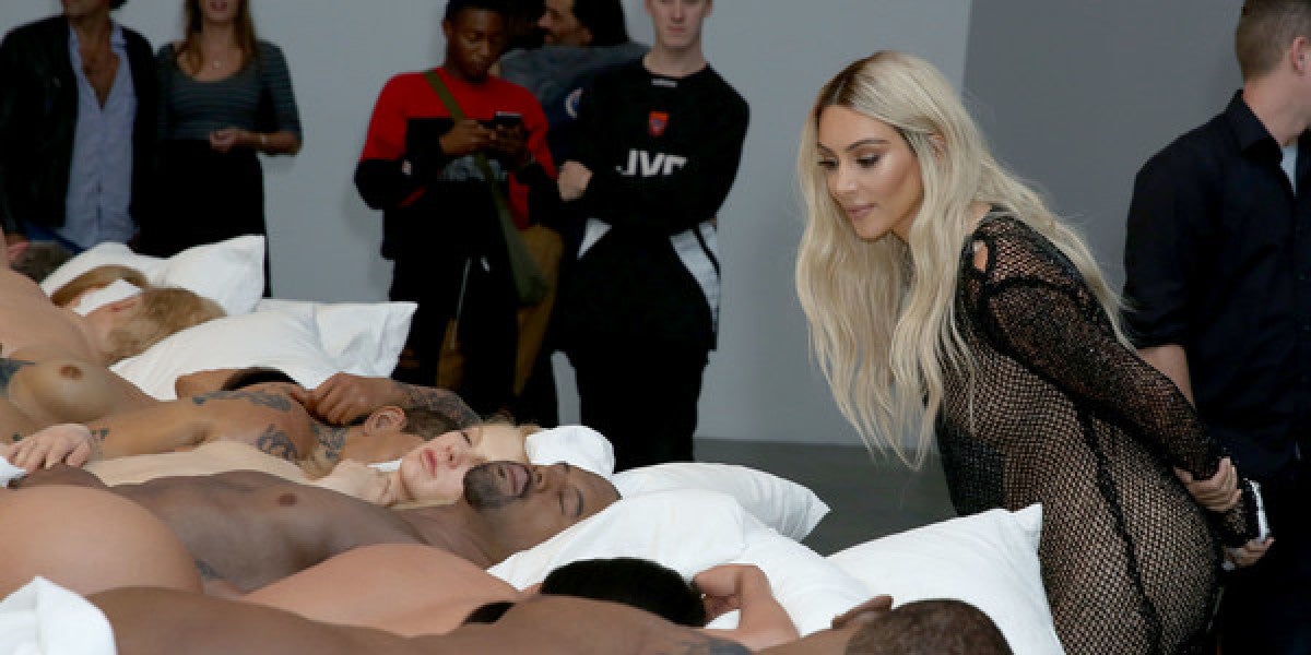 Kim Kardashian observando la escultura de 'Famous' expuesta en la galería Blum & Poe