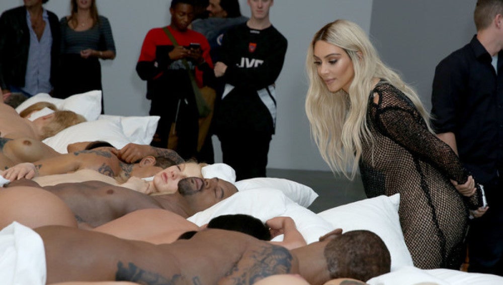 Kim Kardashian observando la escultura de 'Famous' expuesta en la galería Blum & Poe