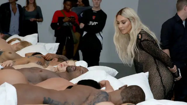 Kim Kardashian observando la escultura de 'Famous' expuesta en la galería Blum & Poe