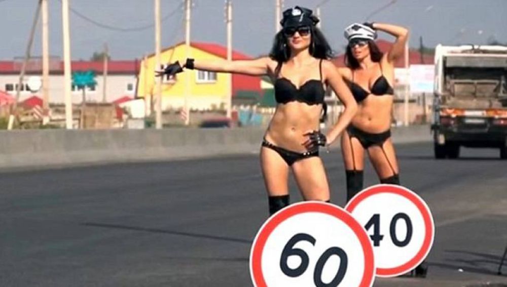 Chicas en Rusia alertando de la velocidad máxima