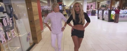 Ellen DeGeneres y Britney Spears paseando por el centro comercial