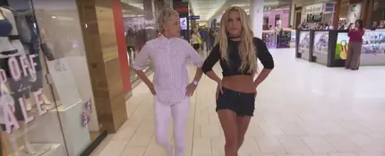 Ellen DeGeneres y Britney Spears paseando por el centro comercial Ellen DeGeneres y Britney Spears paseando por el centro comercial