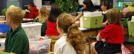 Niños sentados en pupitres Niños sentados en pupitres