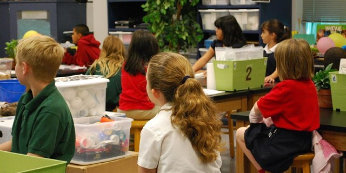 Niños sentados en pupitres