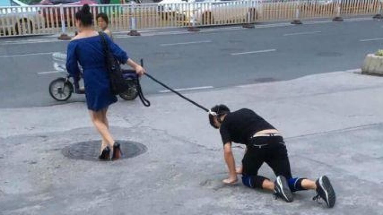 Una mujer pasea a su marido con correa como si fuera un perro Europa FM foto