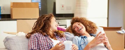 Dos mujeres riendo