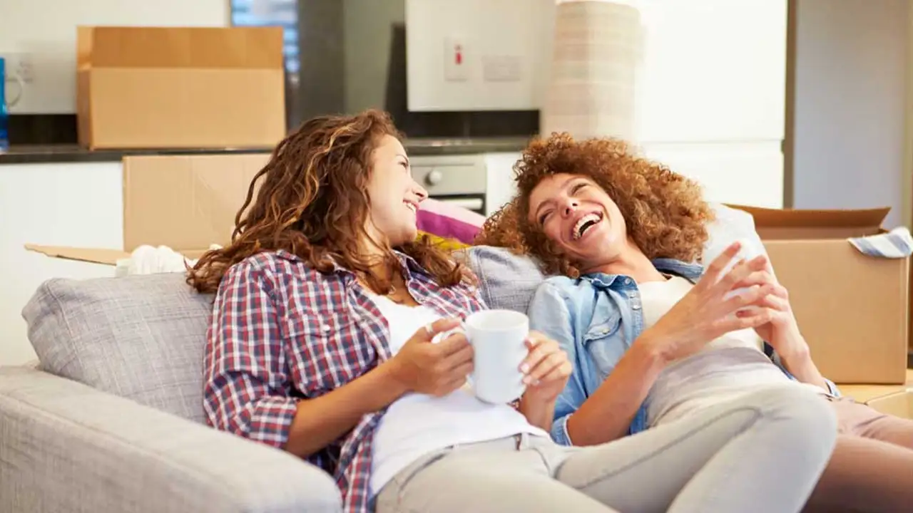 Dos mujeres riendo Dos mujeres riendo