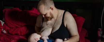 Evan Hempel dándole el pecho a su hijo