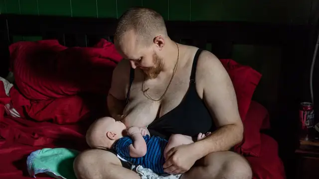 Evan Hempel dándole el pecho a su hijo