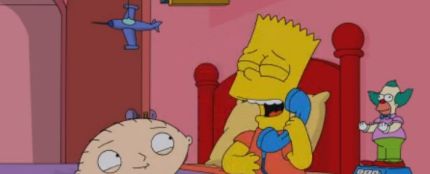 Bart Simpson y Stewie gastando una broma por tel&eacute;fono 