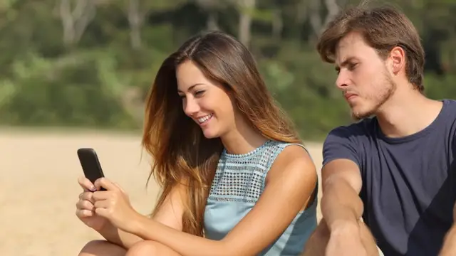Chico espiando el teléfono de su novia