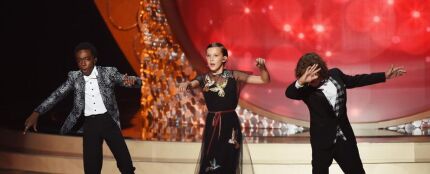 Caleb McLauglin, Millie Bobby Brown y Gaten Matarazzo durante su actuación en los premios Emmy