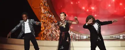 Caleb McLauglin, Millie Bobby Brown y Gaten Matarazzo durante su actuación en los premios Emmy Caleb McLauglin, Millie Bobby Brown y Gaten Matarazzo durante su actuación en los premios Emmy