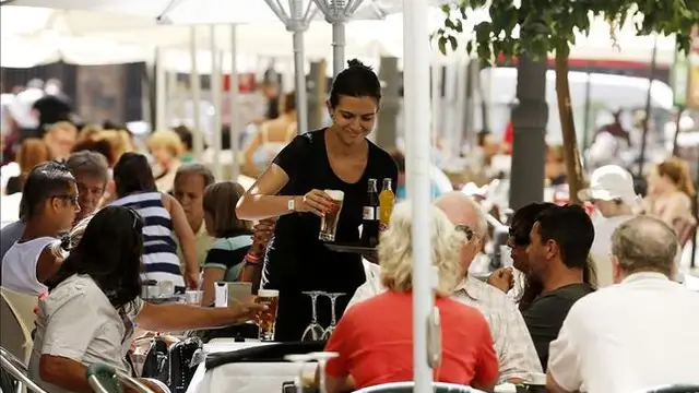 Una camarera trabajando en un bar