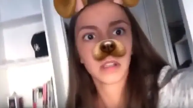 La cara de la chica cuando ve el fantasma en su vídeo