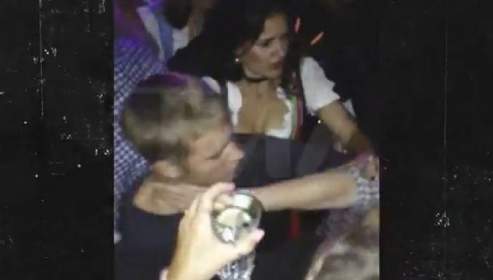 A Justin Bieber le sueltan un tortazo en una discoteca