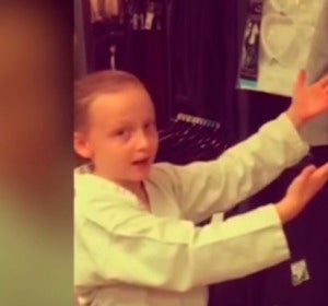 Una niña, contra los mensajes sexistas en la ropa Una niña, contra los mensajes sexistas en la ropa