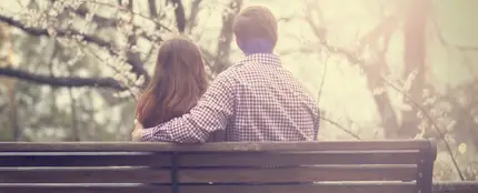 Una pareja sentada en un banco Una pareja sentada en un banco