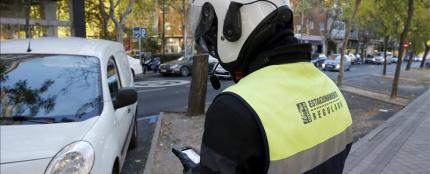 Un agente de movilidad poniendo una multa