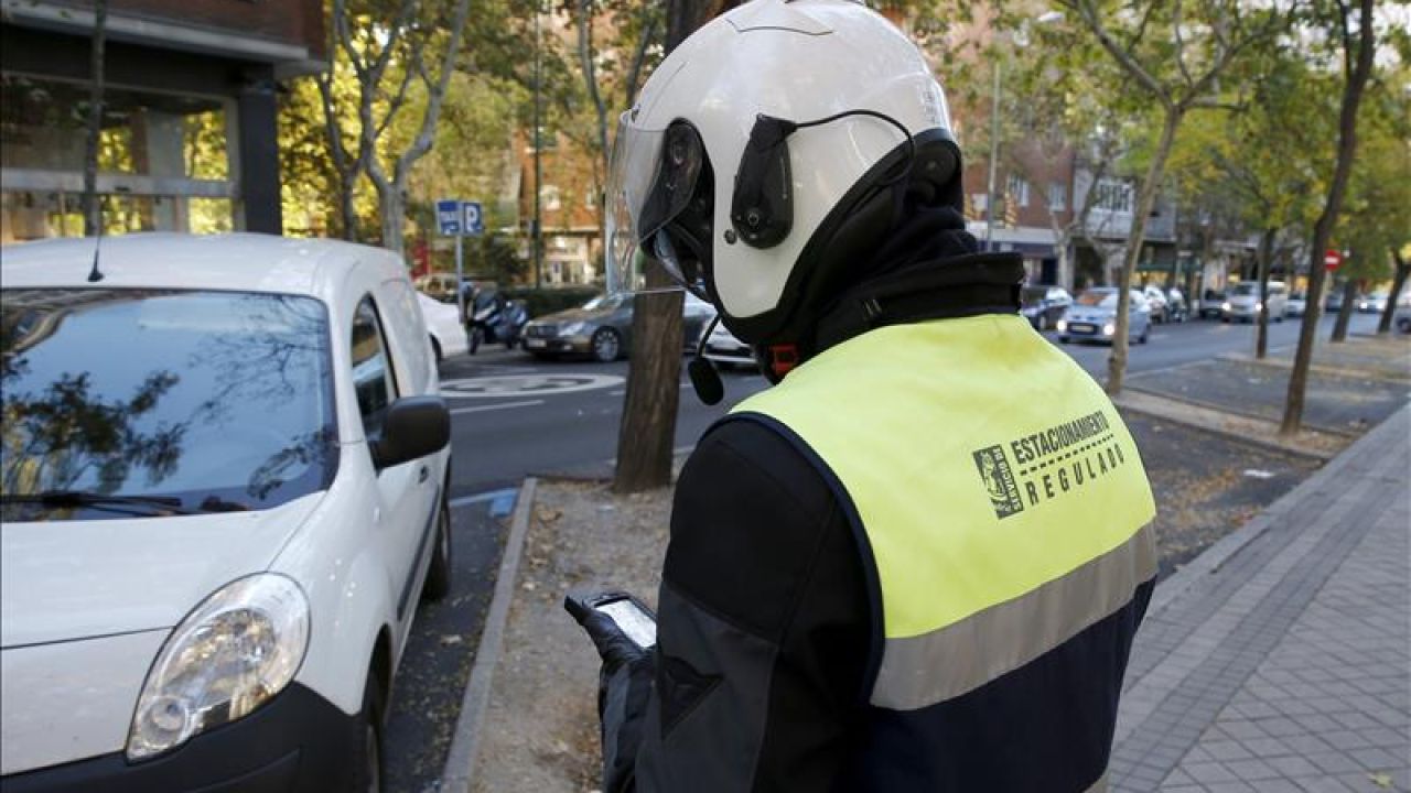 Un agente de movilidad poniendo una multa