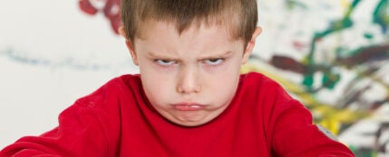 Un ni&ntilde;o enfadado en el colegio