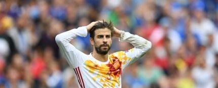 Piqué se lamenta en un partido con la selección española