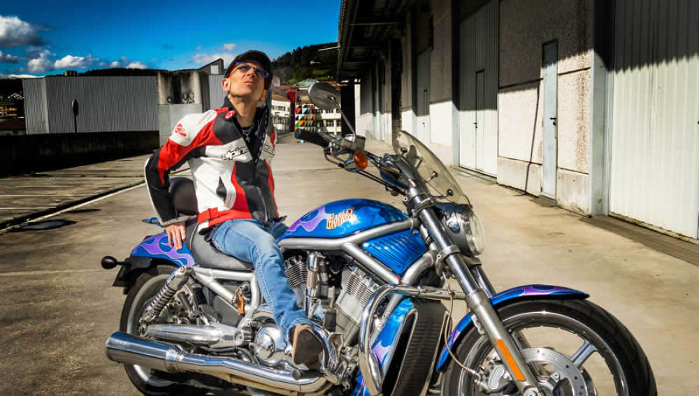 Fito Cabrales con su Harley Davidson