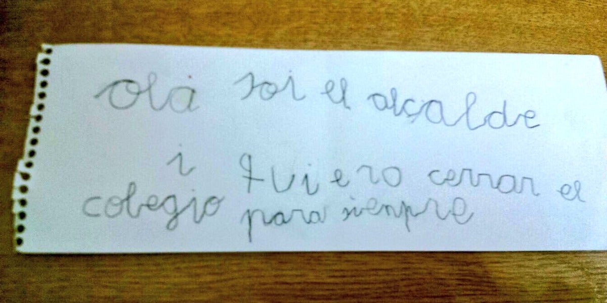 La nota que el niño dio a su profesora