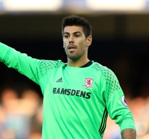 Víctor Valdés da instrucciones a sus jugadores en el Middlesbrough Víctor Valdés da instrucciones a sus jugadores en el Middlesbrough