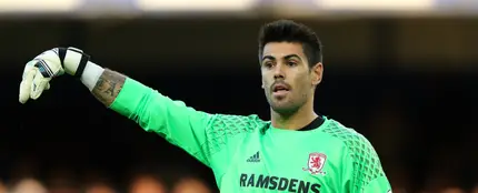 Víctor Valdés da instrucciones a sus jugadores en el Middlesbrough Víctor Valdés da instrucciones a sus jugadores en el Middlesbrough