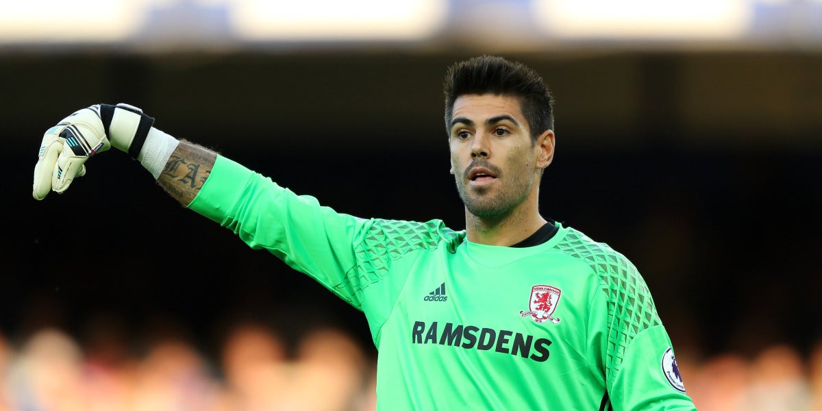 Víctor Valdés da instrucciones a sus jugadores en el Middlesbrough