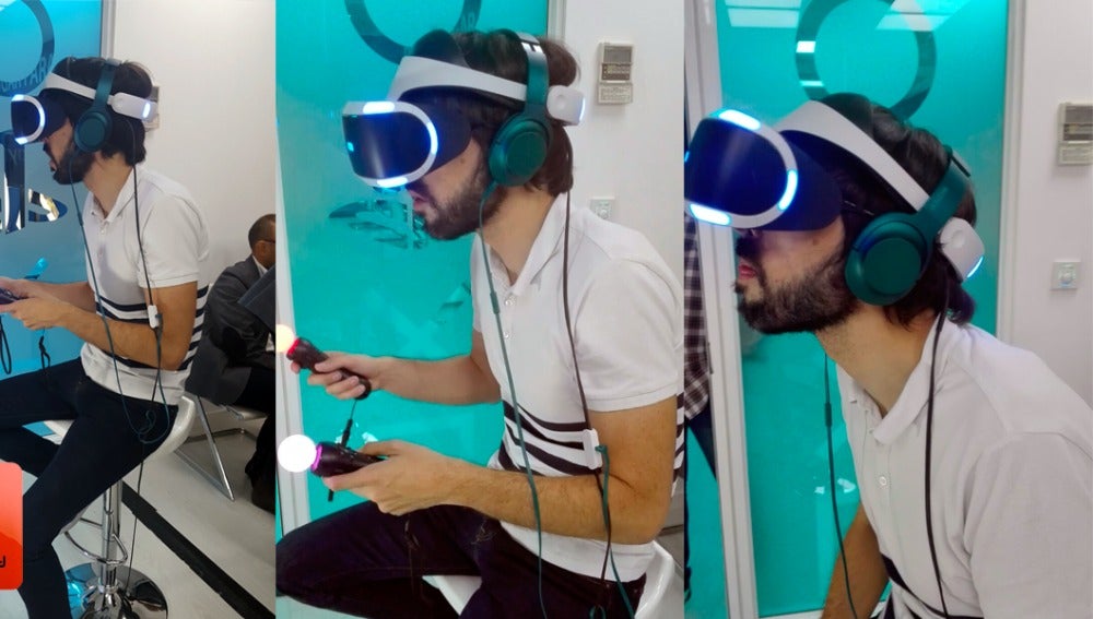 Quique Peinado, conductor de EuroPlay, probando las VR