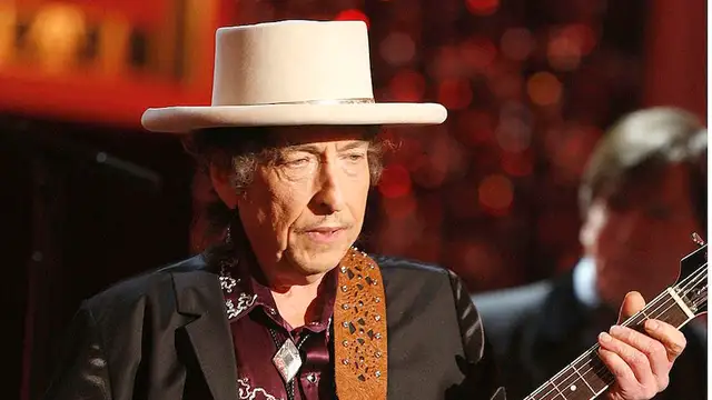 Bob Dylan tocando la guitarra en su show de Las Vegas