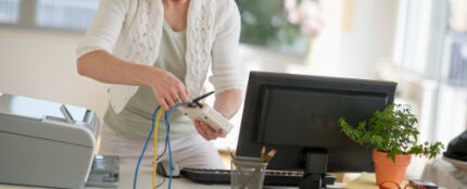 Mujer conectando un router