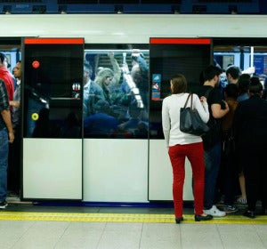 Un gran número de viajeros en un vagón de metro de Madrid Un gran número de viajeros en un vagón de metro de Madrid