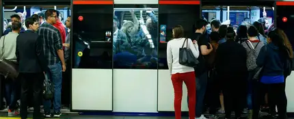 Un gran número de viajeros en un vagón de metro de Madrid Un gran número de viajeros en un vagón de metro de Madrid