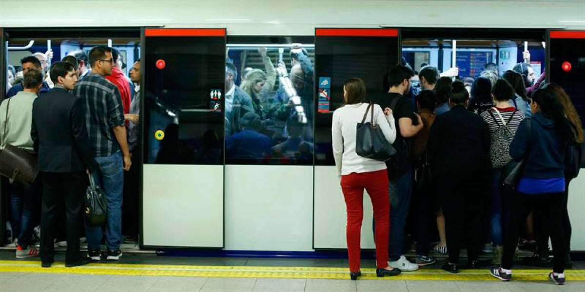 Un gran número de viajeros en un vagón de metro de Madrid