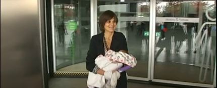 Lina, la mujer que ha sido madre de una niña a los 62 años, sale del hospital