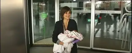 Lina, la mujer que ha sido madre de una niña a los 62 años, sale del hospital Lina, la mujer que ha sido madre de una niña a los 62 años, sale del hospital