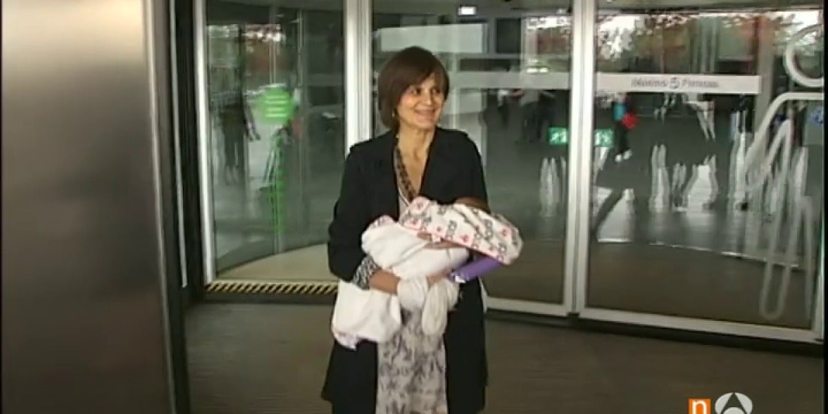 Lina, la mujer que ha sido madre de una niña a los 62 años, sale del hospital