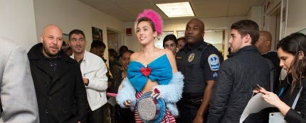 Miley Cyrus vuelve apostar en Ágatha Ruíz de la Prada 