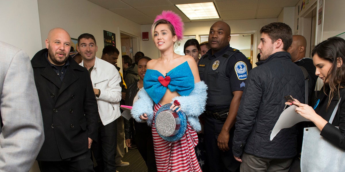 Miley Cyrus vuelve apostar en Ágatha Ruíz de la Prada