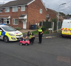 Policía de Chesire junto a la pequeña Policía de Chesire junto a la pequeña