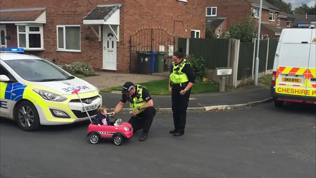 Policía de Chesire junto a la pequeña