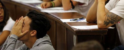 Estudiantes en un examen