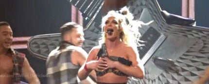 Momento en el que se le rompe el sujetador a Britney Spears