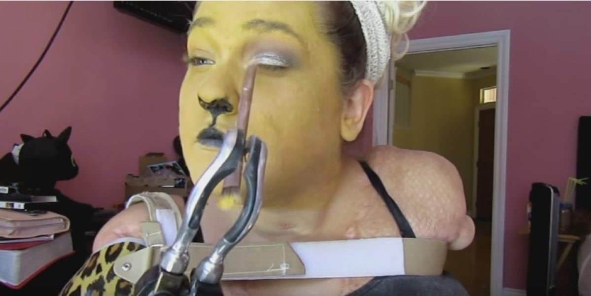 Kaitlyn Dobrow en uno de sus tutoriales de maquillaje